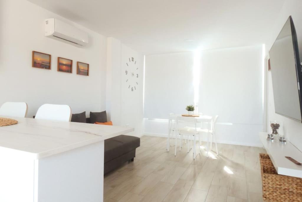 Newly Refurbished Beachfront Apartment. San Bartolome de Tirajana  Exterior photo